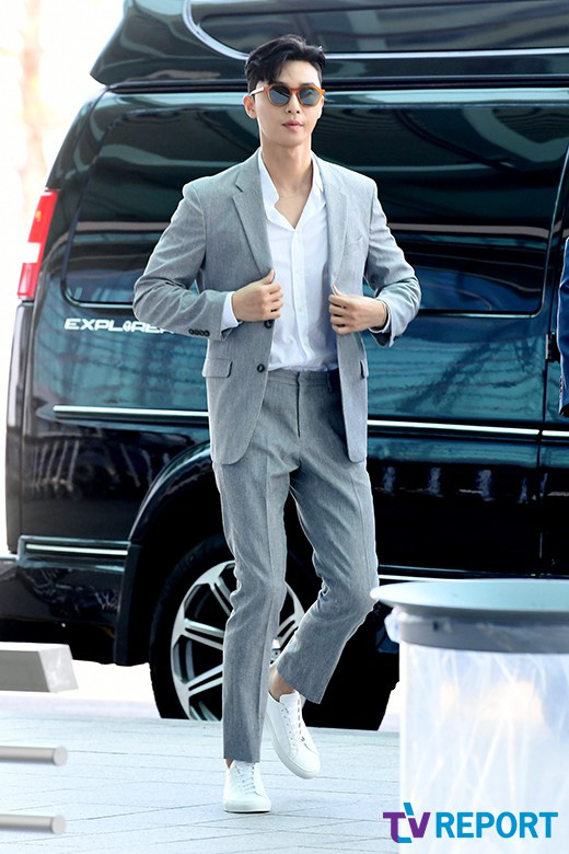 Ông chủ Danbam Park Seo Joon đúng là nam thần sân bay: Lúc như CEO đã giàu còn soái, khi đi dép xỏ ngón cũng ngầu như catwalk - Ảnh 4.