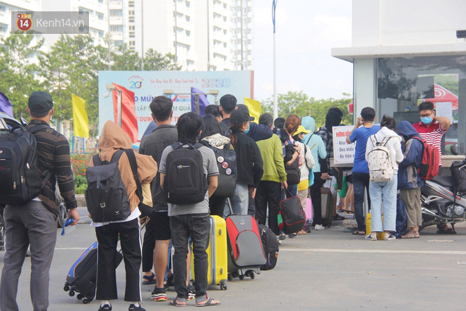 Hàng trăm sinh viên đội nắng, lỉnh kỉnh đồ đạc quay trở lại KTX ĐHQG TP.HCM sau kỳ nghỉ dài gần 4 tháng - Ảnh 3.