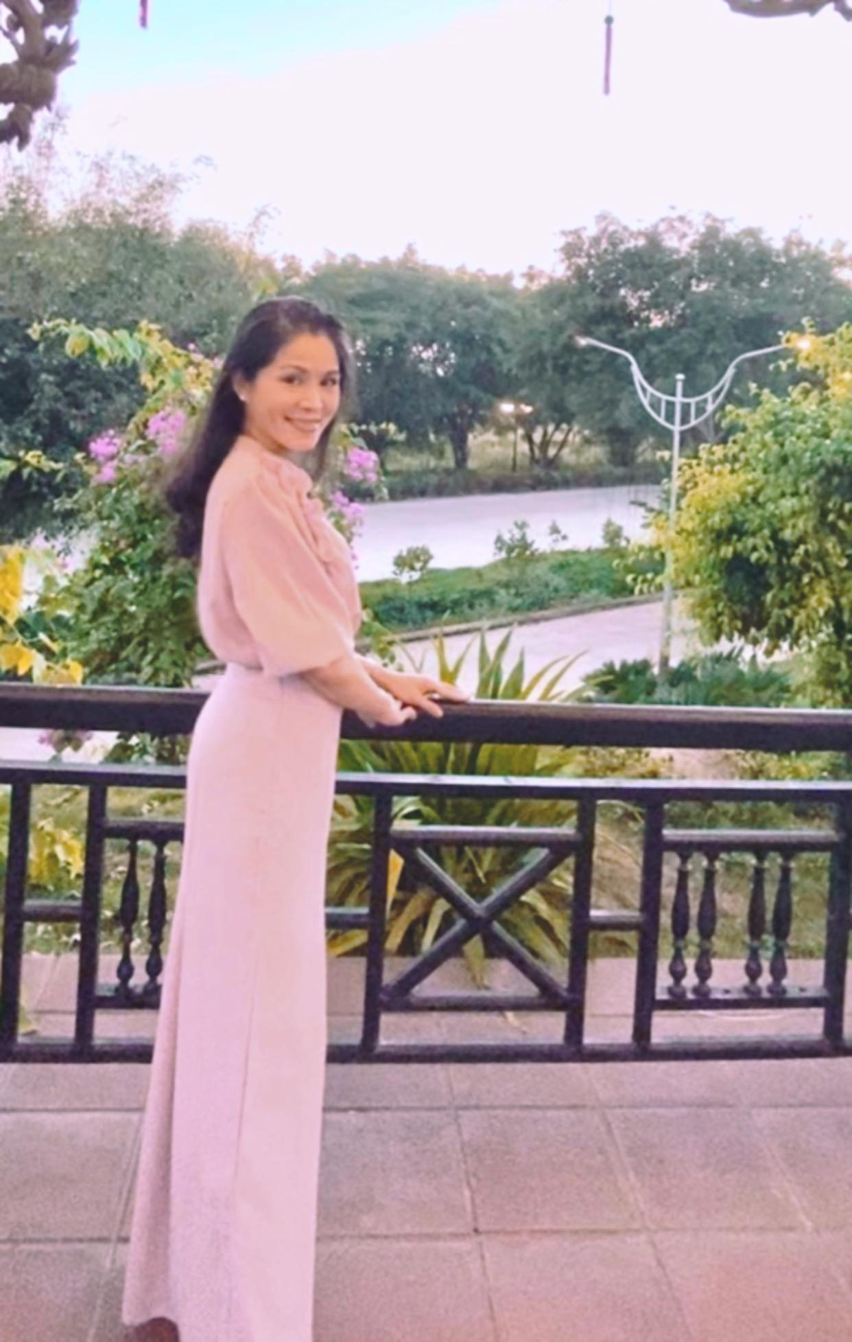 Vợ con MC Quyền Linh mặc đồng phục, Lọ Lem gây xôn xao khi ngày càng giống tượng đài nhan sắc Trương Bá Chi lúc trẻ - Ảnh 4. Vợ con MC Quyền Linh mặc đồng phục, Lọ Lem gây xôn xao khi ngày càng giống tượng đài nhan sắc Trương Bá Chi lúc trẻ - Ảnh 4.