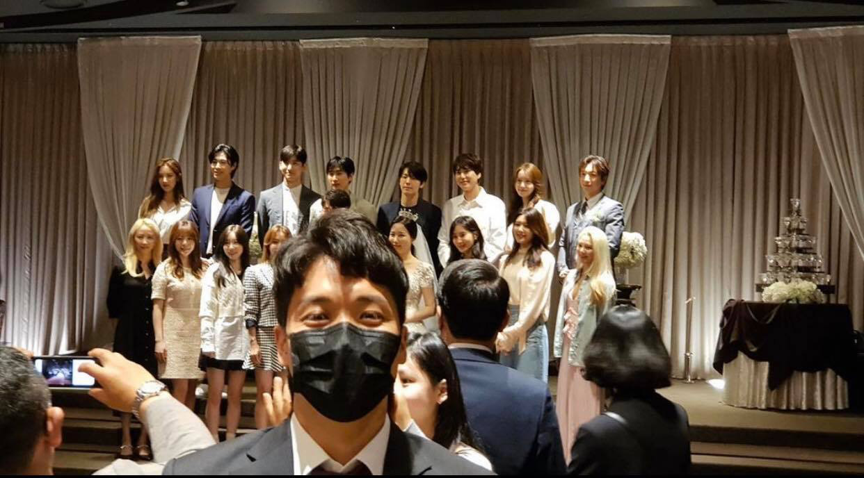 Taeyeon leads the SNSD beauties at the former management wedding: the leader of the visual changes caused a fever, the entire group sang Kissing You very sweet - Photo 1.