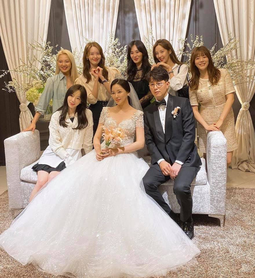 Taeyeon leads the SNSD beauties at the former management wedding: the leader of the visual changes caused a fever, the entire group sang Kissing You very sweet - Photo 3.