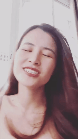 Sau khi tung MV đầy xúc động, Đông Nhi lần đầu hát live ca khúc mới tặng mẹ nhưng món quà lại bị gián đoạn vì... mắc cười quá!? - Ảnh 2.