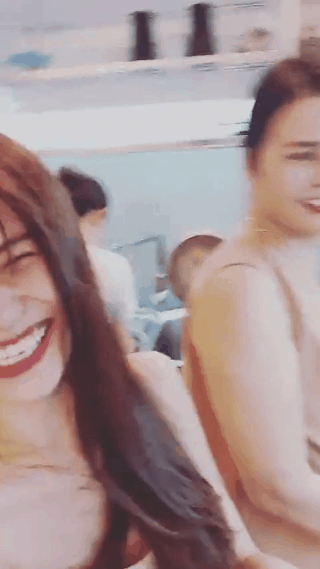 Sau khi tung MV đầy xúc động, Đông Nhi lần đầu hát live ca khúc mới tặng mẹ nhưng món quà lại bị gián đoạn vì... mắc cười quá!? - Ảnh 3.