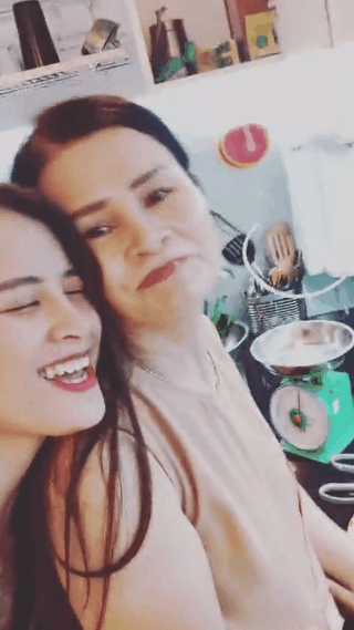 Sau khi tung MV đầy xúc động, Đông Nhi lần đầu hát live ca khúc mới tặng mẹ nhưng món quà lại bị gián đoạn vì... mắc cười quá!? - Ảnh 4.