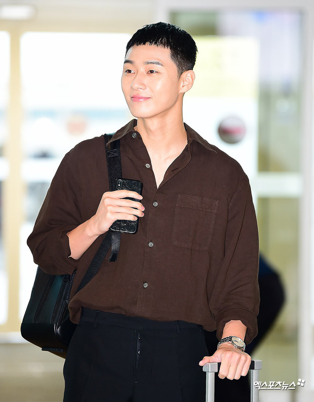 Ông chủ Danbam Park Seo Joon đúng là nam thần sân bay: Lúc như CEO đã giàu còn soái, khi đi dép xỏ ngón cũng ngầu như catwalk - Ảnh 16.