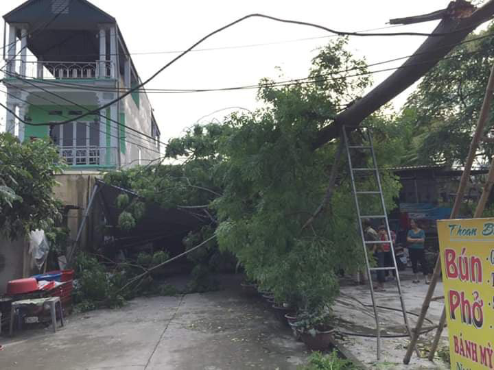 Hơn 1200 ngôi nhà hư hỏng do dông lốc tại Bắc Kạn - Ảnh 1. Hơn 1200 ngôi nhà hư hỏng do dông lốc tại Bắc
Kạn - Ảnh 1.