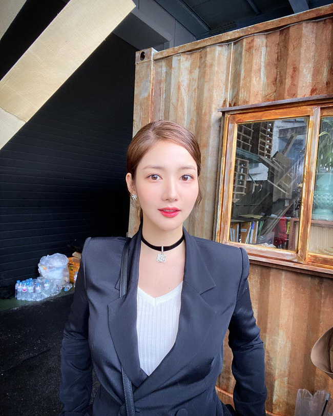 Park Min Young khoe nhan sắc
cực xinh ở tuổi 34 sau khi bạn trai cũ Lee Min Ho công khai tình tứ với người đẹp khác - Ảnh 2. Park Min Young khoe nhan sắc cực xinh ở tuổi 34
sau khi bạn trai cũ Lee Min Ho công khai tình tứ với người đẹp khác - Ảnh 2.