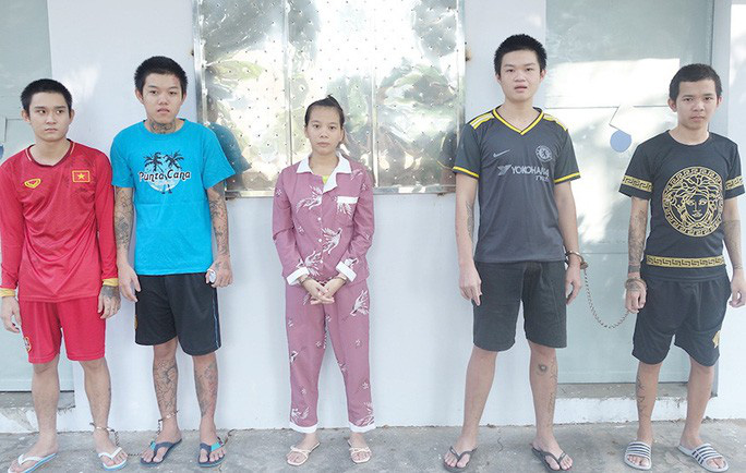 Bắt tạm giam nhóm bán nhang đèn hành hung du khách ở Miếu Bà Chúa
Xứ Núi Sam - Ảnh 1. Bắt tạm giam nhóm bán nhang đèn hành hung du
khách ở Miếu Bà Chúa Xứ Núi Sam - Ảnh 1.