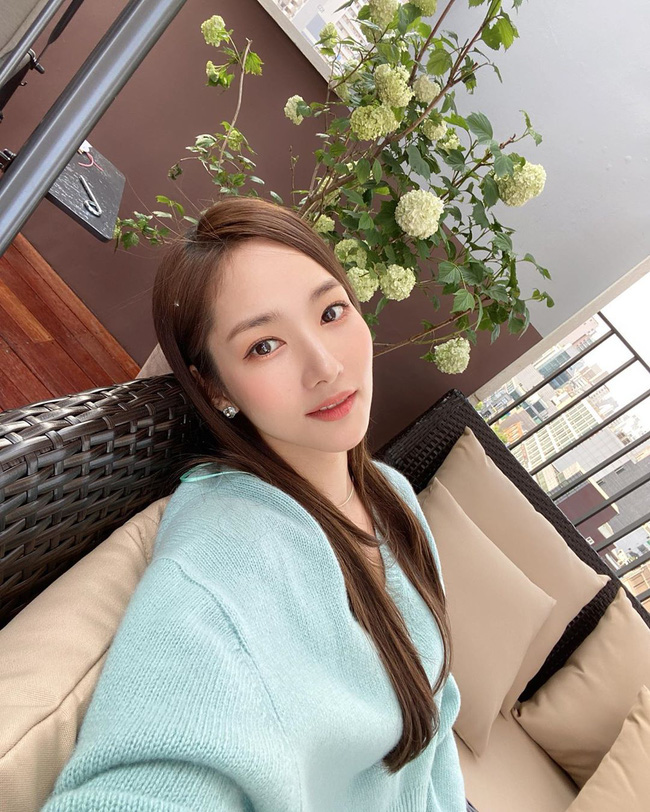 Park Min Young khoe nhan
sắc cực xinh ở tuổi 34 sau khi bạn trai cũ Lee Min Ho công khai tình tứ với người đẹp khác - Ảnh 3. Park Min Young khoe nhan sắc cực xinh ở tuổi
34 sau khi bạn trai cũ Lee Min Ho công khai tình tứ với người đẹp khác - Ảnh 3.