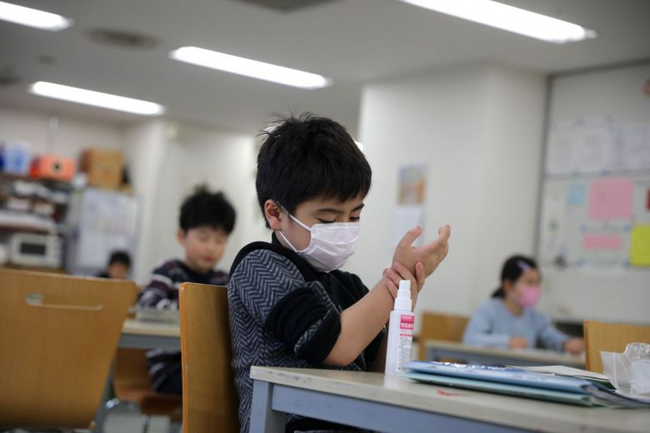 Trẻ quay lại trường học, ngoài sách vở, đồ dùng học tập, bố mẹ nên bỏ vào ba lô con những vật dụng thiết yếu này - Ảnh 3.