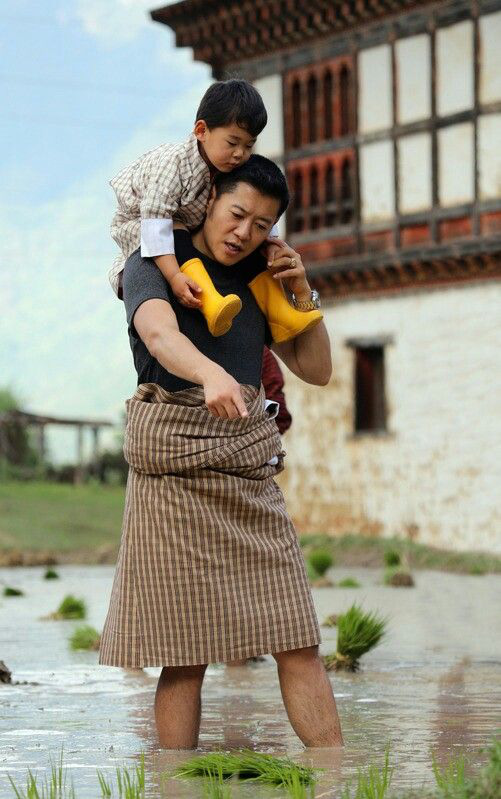 Hoàng hậu vạn người mê Bhutan: Người mẹ coi việc nuôi dưỡng con giống như chăm một cây xanh, tưởng chừng đơn giản nhưng không phải ai cũng làm được - Ảnh 6.