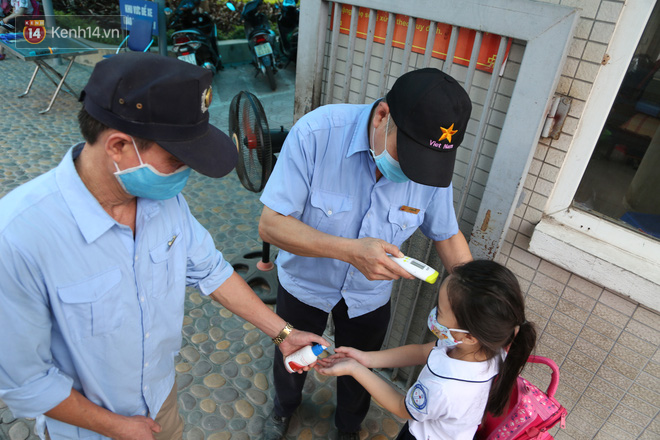 Phụ huynh háo hức đưa con đến trường sau thời gian nghỉ chống dịch COVID-19: “Cháu mặc sẵn quần áo từ đêm qua, tôi thì vui như Tết” - Ảnh 2.