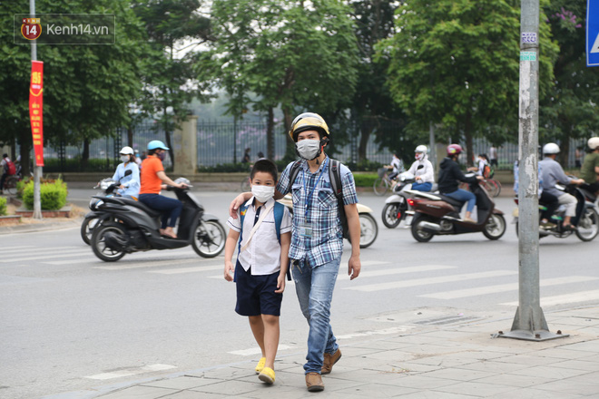 Phụ huynh háo hức đưa con đến trường sau thời gian nghỉ chống dịch COVID-19: “Cháu mặc sẵn quần áo từ đêm qua, tôi thì vui như Tết” - Ảnh 16.