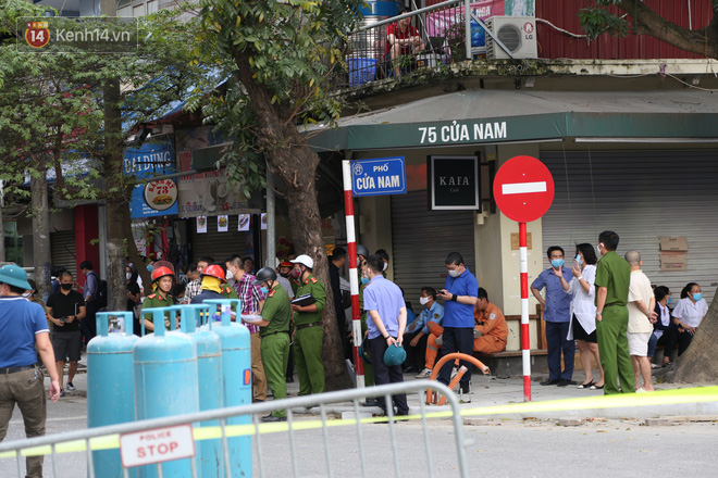 Người dân sống gần hiện trường vụ nổ kinh hoàng tại phố Cổ Hà Nội: “Nhà cửa rung chuyển hết, đến giờ tôi vẫn chưa hết sợ hãi - Ảnh 5.