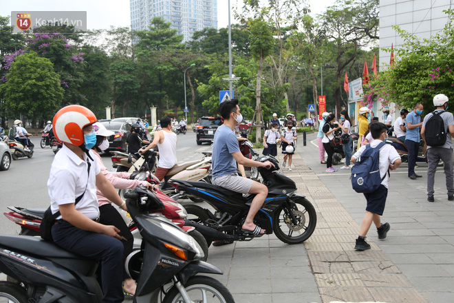 Phụ huynh háo hức đưa con đến trường sau thời gian nghỉ chống dịch COVID-19: “Cháu mặc sẵn quần áo từ đêm qua, tôi thì vui như Tết” - Ảnh 4.