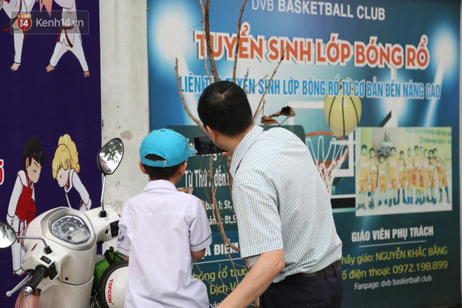 Phụ huynh háo hức đưa con đến trường sau thời gian nghỉ chống dịch COVID-19: “Cháu mặc sẵn quần áo từ đêm qua, tôi thì vui như Tết” - Ảnh 19.