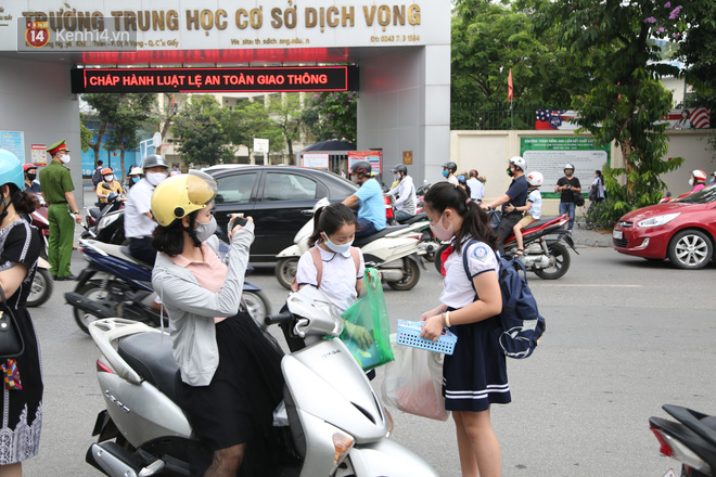 Phụ huynh háo hức đưa con đến trường sau thời gian nghỉ chống dịch COVID-19: “Cháu mặc sẵn quần áo từ đêm qua, tôi thì vui như Tết” - Ảnh 20.