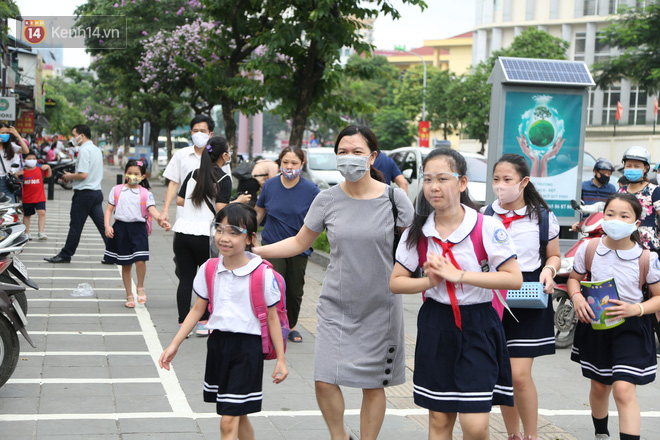 Phụ huynh háo hức đưa con đến trường sau thời gian nghỉ chống dịch COVID-19: “Cháu mặc sẵn quần áo từ đêm qua, tôi thì vui như Tết” - Ảnh 11.