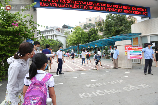 Phụ huynh háo hức đưa con đến trường sau thời gian nghỉ chống dịch COVID-19: “Cháu mặc sẵn quần áo từ đêm qua, tôi thì vui như Tết” - Ảnh 15.