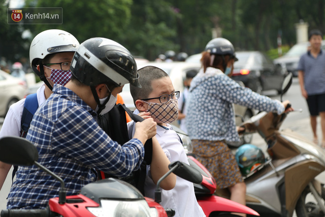 Phụ huynh háo hức đưa con đến trường sau thời gian nghỉ chống dịch COVID-19: “Cháu mặc sẵn quần áo từ đêm qua, tôi thì vui như Tết” - Ảnh 12.