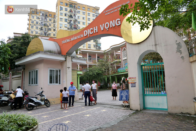 Phụ huynh háo hức đưa con đến trường sau thời gian nghỉ chống dịch COVID-19: “Cháu mặc sẵn quần áo từ đêm qua, tôi thì vui như Tết” - Ảnh 21.