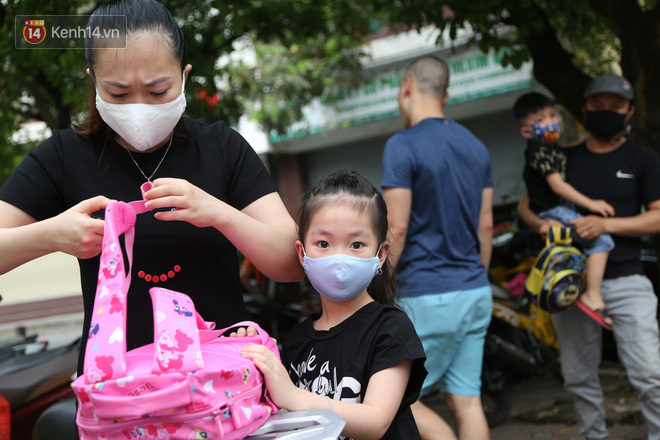 Phụ huynh háo hức đưa con đến trường sau thời gian nghỉ chống dịch COVID-19: “Cháu mặc sẵn quần áo từ đêm qua, tôi thì vui như Tết” - Ảnh 26.