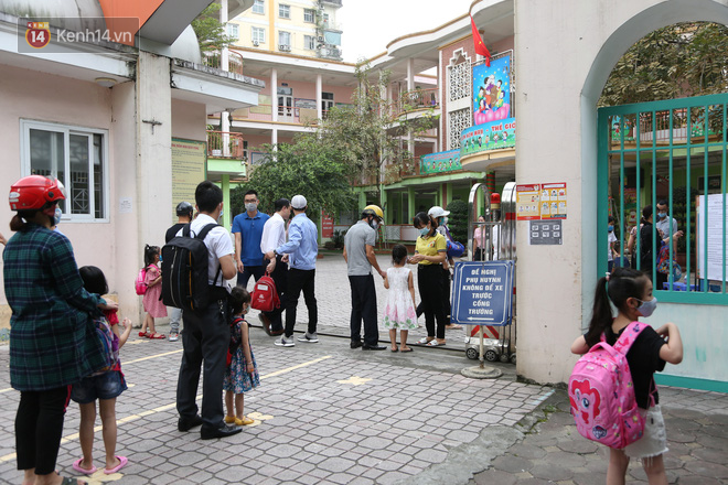 Phụ huynh háo hức đưa con đến trường sau thời gian nghỉ chống dịch COVID-19: “Cháu mặc sẵn quần áo từ đêm qua, tôi thì vui như Tết” - Ảnh 22.