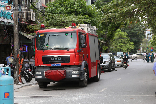 Người dân sống gần hiện trường vụ nổ kinh hoàng tại phố Cổ Hà Nội: “Nhà cửa rung chuyển hết, đến giờ tôi vẫn chưa hết sợ hãi - Ảnh 3.