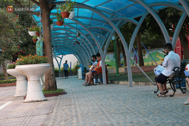 Phụ huynh háo hức đưa con đến trường sau thời gian nghỉ chống dịch COVID-19: “Cháu mặc sẵn quần áo từ đêm qua, tôi thì vui như Tết” - Ảnh 7.