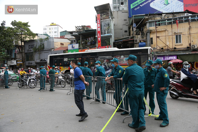 Người dân sống gần hiện trường vụ nổ kinh hoàng tại phố Cổ Hà Nội: “Nhà cửa rung chuyển hết, đến giờ tôi vẫn chưa hết sợ hãi - Ảnh 2.