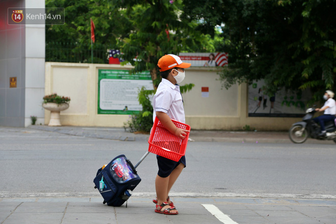 Phụ huynh háo hức đưa con đến trường sau thời gian nghỉ chống dịch COVID-19: “Cháu mặc sẵn quần áo từ đêm qua, tôi thì vui như Tết” - Ảnh 13.