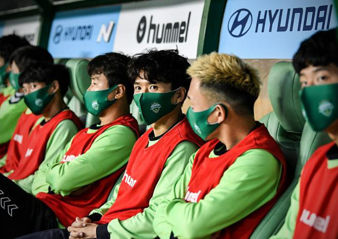 Trọng tài Hàn Quốc từ chối kéo cầu thủ đứng dậy, lý do thật sự phía sau gây sốt báo chí thế giới - Ảnh 2.