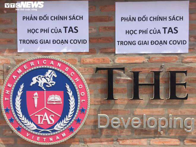 Phụ huynh Trường Quốc tế Mỹ phải đứng ngoài cổng đối thoại với ban giám hiệu - Ảnh 2.