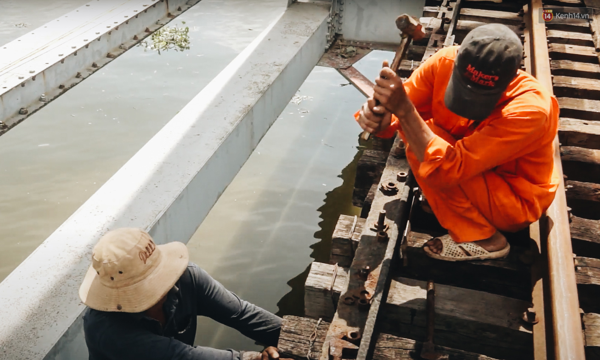 TP.HCM: Những nhát búa đầu tiên tháo dỡ
cầu sắt Bình Lợi, chấm dứt sứ mệnh lịch sử sau gần 120 năm - Ảnh 6. TP.HCM: Những nhát búa đầu tiên tháo dỡ cầu
sắt Bình Lợi, chấm dứt sứ mệnh lịch sử sau gần 120 năm - Ảnh 6.