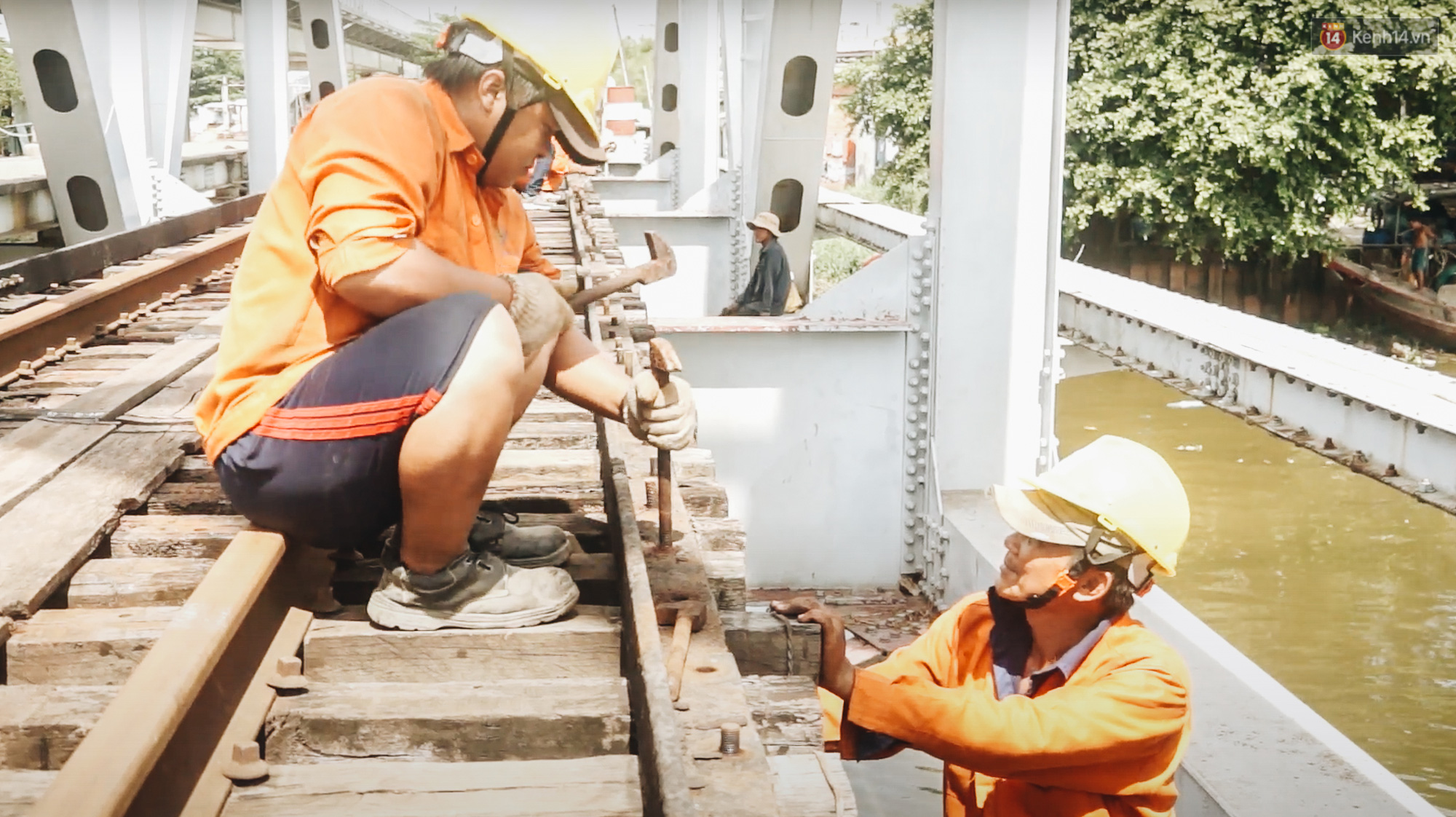 TP.HCM: Những nhát búa đầu tiên tháo dỡ
cầu sắt Bình Lợi, chấm dứt sứ mệnh lịch sử sau gần 120 năm - Ảnh 8. TP.HCM: Những nhát búa đầu tiên tháo dỡ cầu
sắt Bình Lợi, chấm dứt sứ mệnh lịch sử sau gần 120 năm - Ảnh 8.