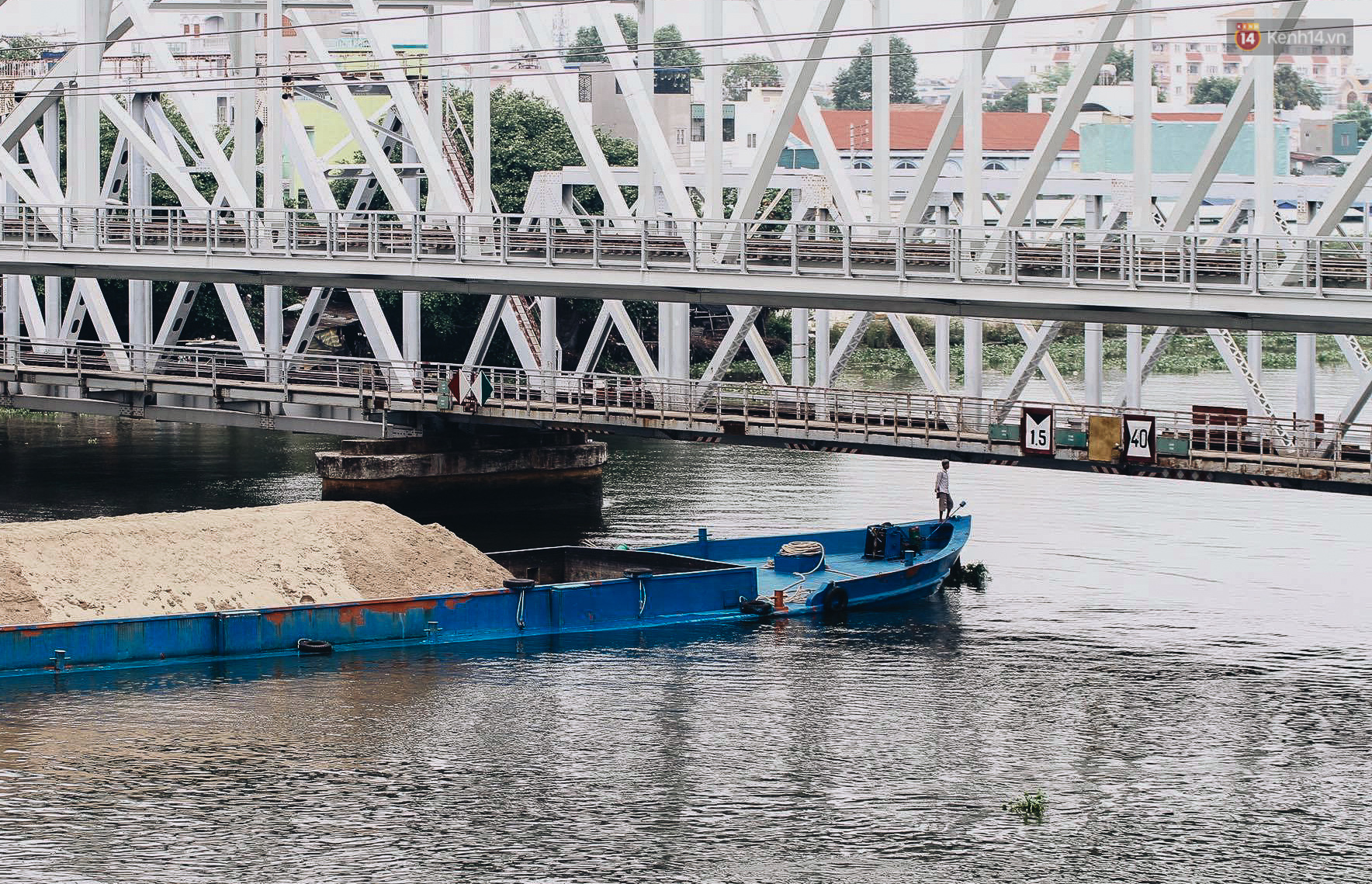 TP.HCM: Những nhát búa đầu tiên tháo dỡ
cầu sắt Bình Lợi, chấm dứt sứ mệnh lịch sử sau gần 120 năm - Ảnh 3. TP.HCM: Những nhát búa đầu tiên tháo dỡ cầu
sắt Bình Lợi, chấm dứt sứ mệnh lịch sử sau gần 120 năm - Ảnh 3.