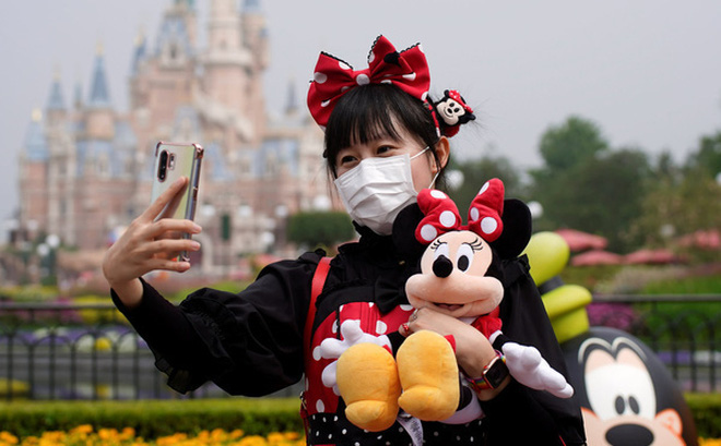  Hôm nay Disneyland Thượng Hải mở cửa trở lại sau 3 tháng, vé đã được bán hết sau vài phút - Ảnh 1.