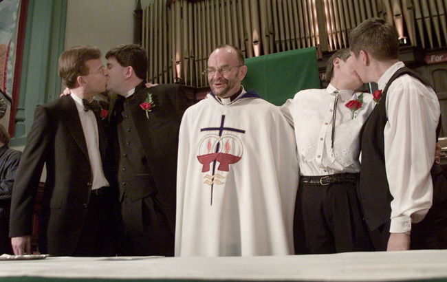 Câu chuyện thú vị sau các bức hình kết hôn đồng giới đầu tiên trên thế giới - Ảnh 2.