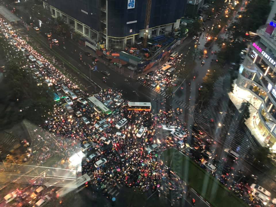 A series of photos above shows that the streets of Hanoi are chaotic with heavy rain at rush hour, people are struggling to find a way out - Photo 2.