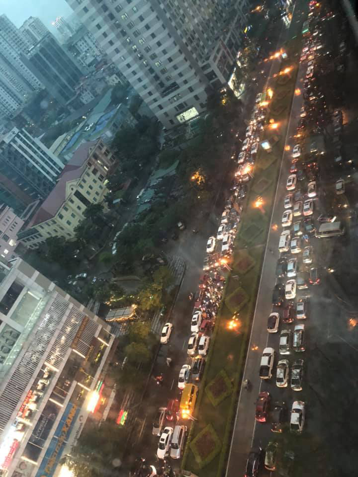 A series of photos above shows that the streets of Hanoi are chaotic with heavy rain at rush hour, people are struggling to find a way out - Photo 4.