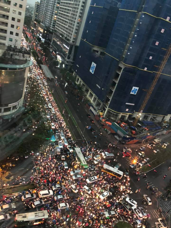 A series of photos from above shows that the streets of Hanoi are chaotic due to heavy rain at rush hour, people are struggling to find a way out - Photo 3.