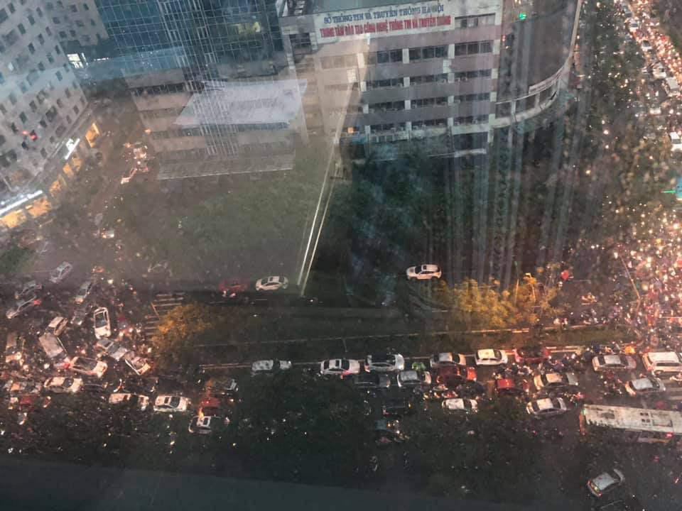 A series of photos above shows that the streets of Hanoi are chaotic with heavy rain at rush hour, people are struggling to find a way out - Photo 6.