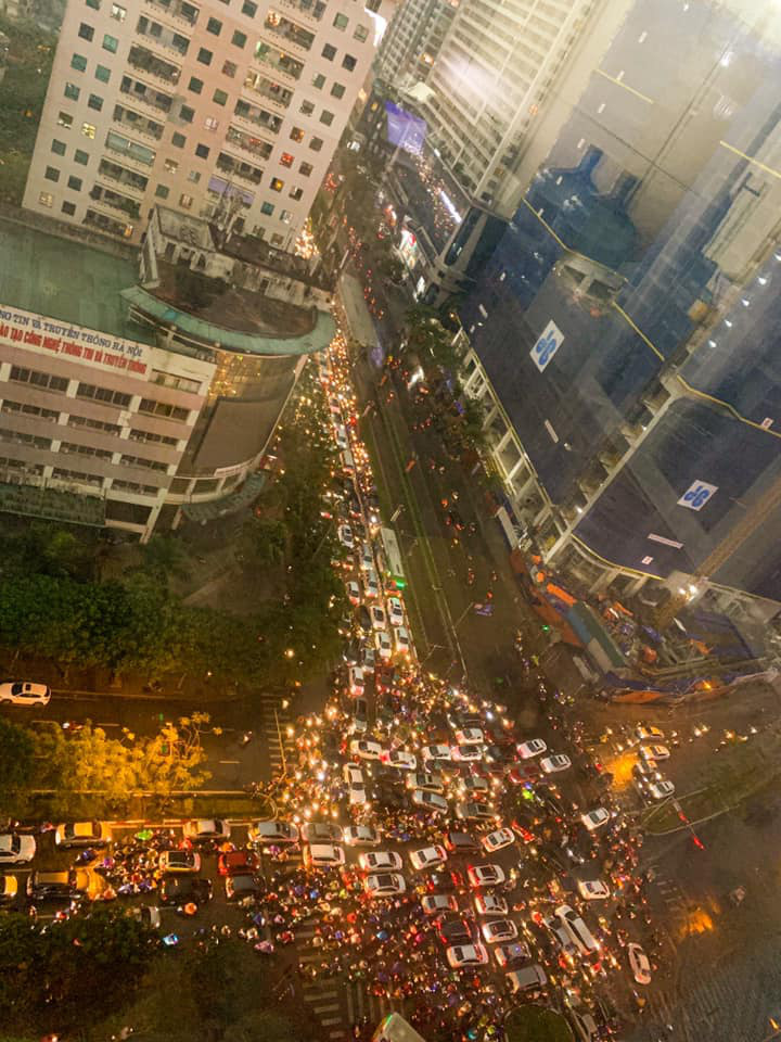 A series of photos above shows that the streets of Hanoi are chaotic with heavy rain at rush hour, people are struggling to find a way out - Photo 7.