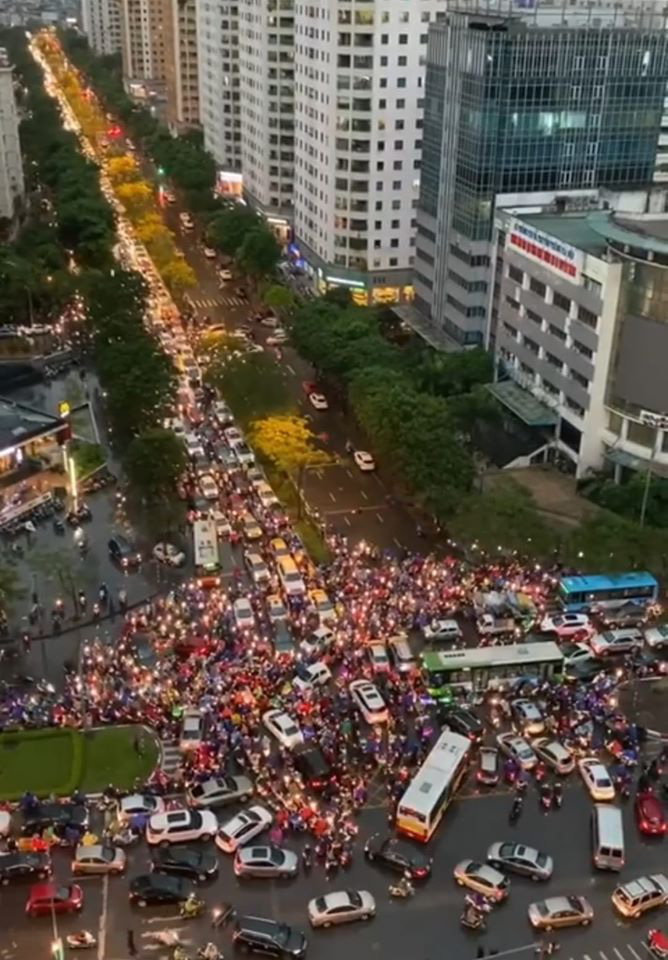 A series of photos from above shows that the streets of Hanoi are chaotic with heavy rain at rush hour, people are struggling to find a way out - Photo 8.