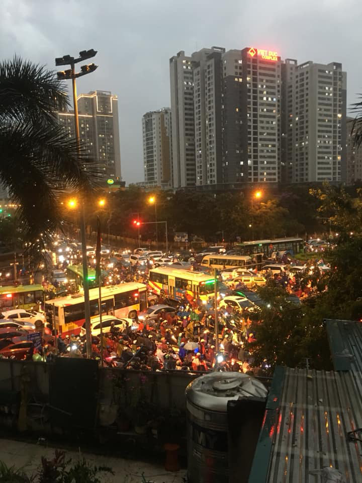 A series of photos from above shows that the streets of Hanoi are chaotic due to heavy rains at rush hour, people are struggling to find a way out - Photo 5.