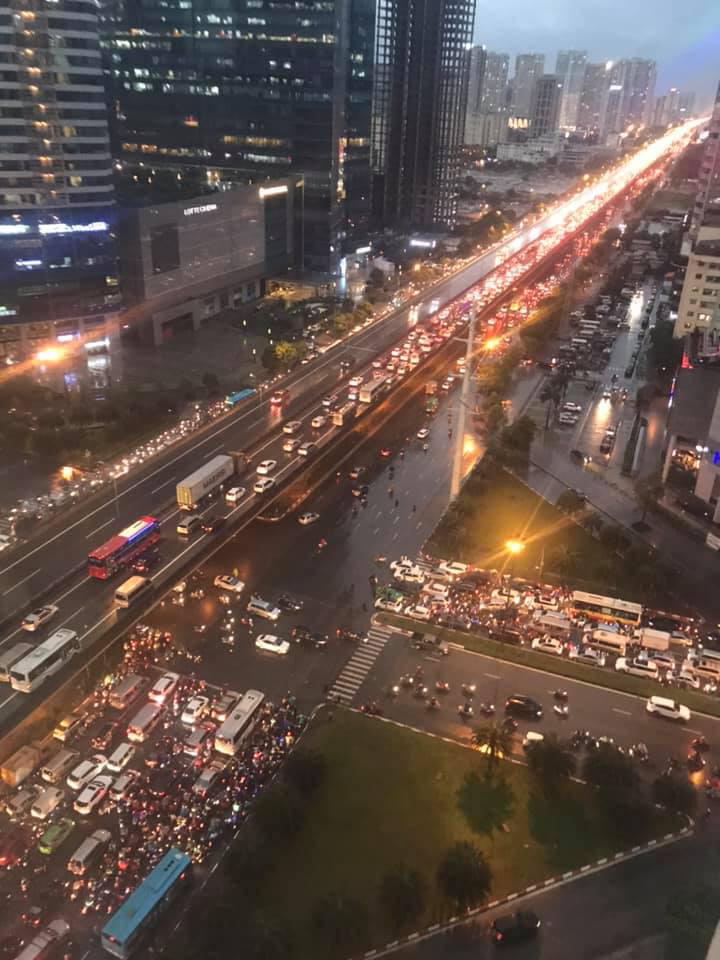 A series of photos above shows that the streets of Hanoi are chaotic with heavy rain at rush hour, people are struggling to find a way out - Photo 11.