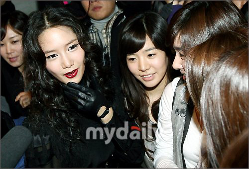 Màn catwalk đi vào lịch sử của Yoona: Đã bị makeup hại còn bị hội chị em SNSD “cười thối mũi” - Ảnh 10.