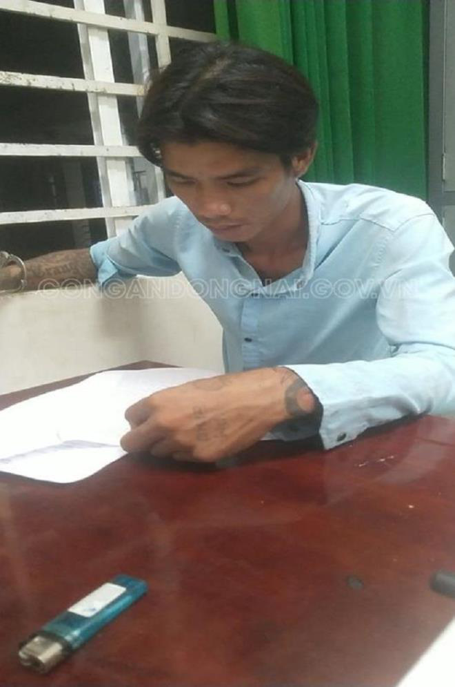 Đang nhậu bị đuổi về, gã đàn ông ném bom xăng đốt nhà bạn nhậu - Ảnh 2. Đang nhậu bị đuổi về, gã đàn ông ném bom xăng
đốt nhà bạn nhậu - Ảnh 2.