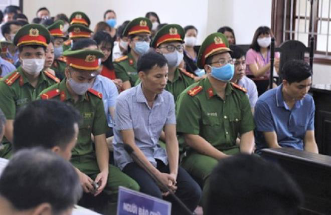 Phụ huynh nhờ nâng điểm liên tục nói không nhớ, không biết khiến HĐXX cạn lời - Ảnh 1.