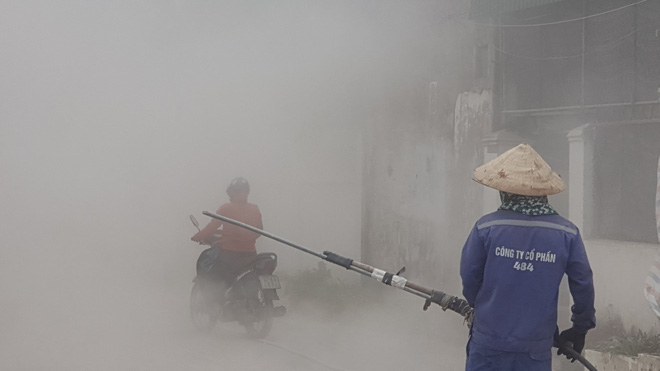 Người dân nghẹt thở trước cảnh bụi bay mịt mù, khi đơn vi thi công dùng máy công suất lớn thổi bụi làm đường - Ảnh 8.
